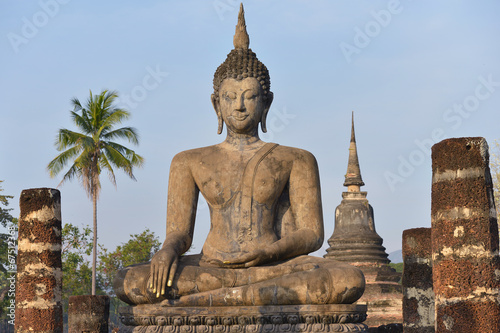 Estatua de Buda en el parque hist  rico de Sukhothai  Tailandia