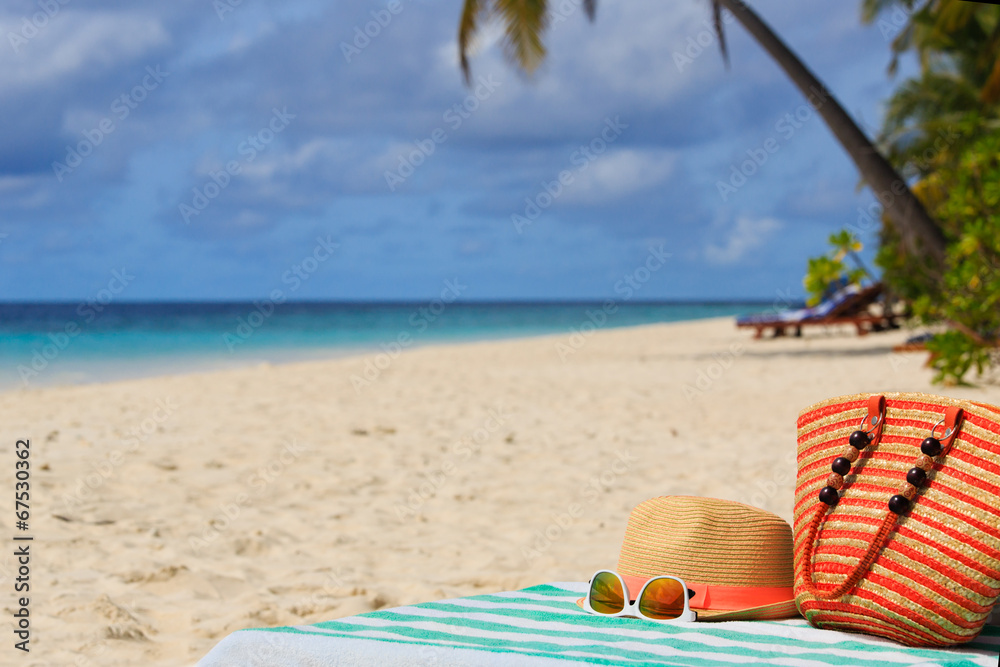 Obraz premium hat, bag, sun glasses on tropical beach