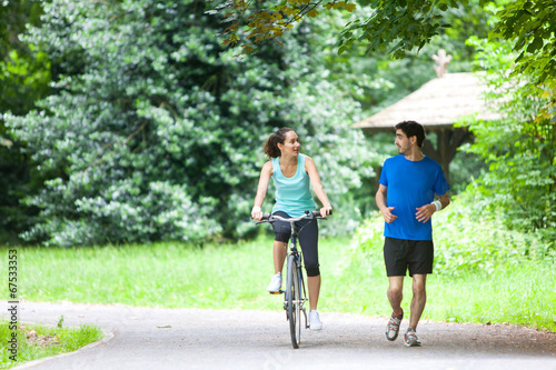 Young sportive couple jogging at the park © Production Perig