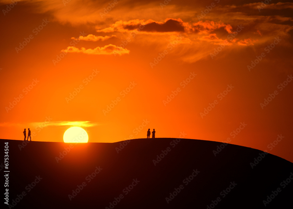 Obraz premium 鳥取砂丘に沈む夕陽