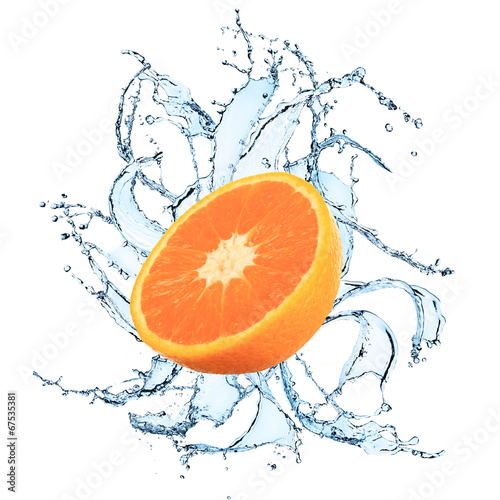 Fototapeta Naklejka Na Ścianę i Meble -  Oranges with water splash