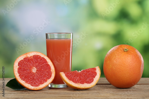 Grapefruitsaft mit frischer Grapefruit im Sommer