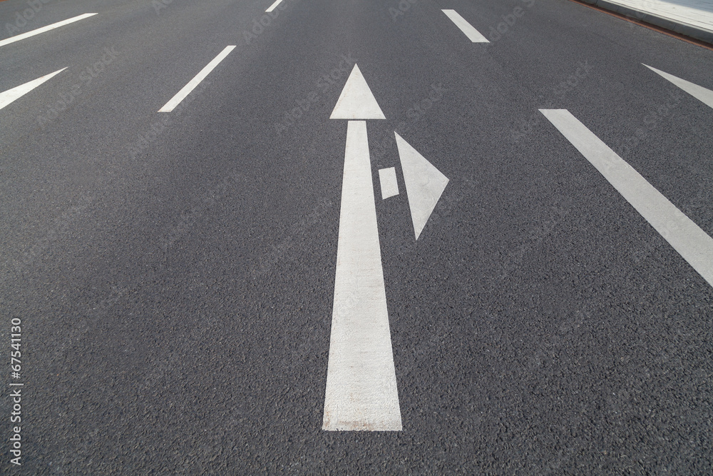 pfeil in zwei richtungen auf asphalt pfeil in zwei richtungen auf asphalt
