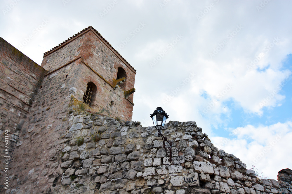 torre y muralla de piedra del arco de san esteban en burgos