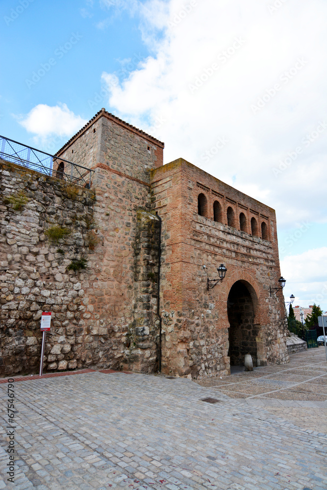 muralla de piedra y arco de san esteban en burgos