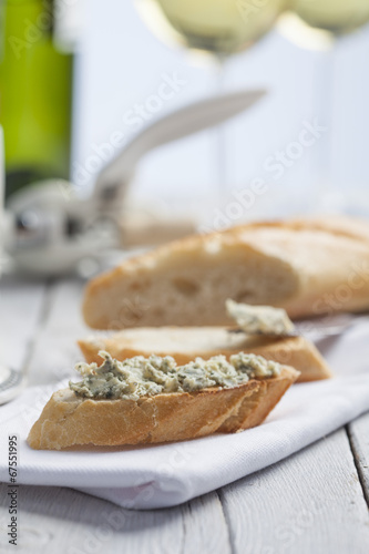 Blue cheese on toast with white wine