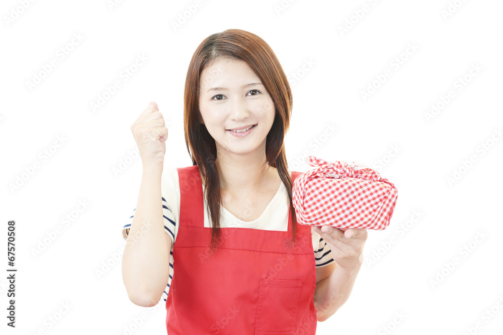 弁当箱を持つ笑顔の主婦