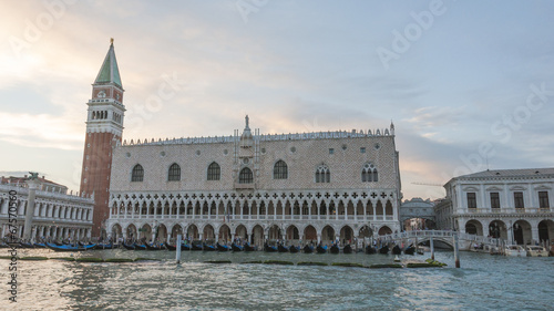 Venedig, Altstadt, Gondeln, Abendstimmung, Markusturm, Italien © bill_17