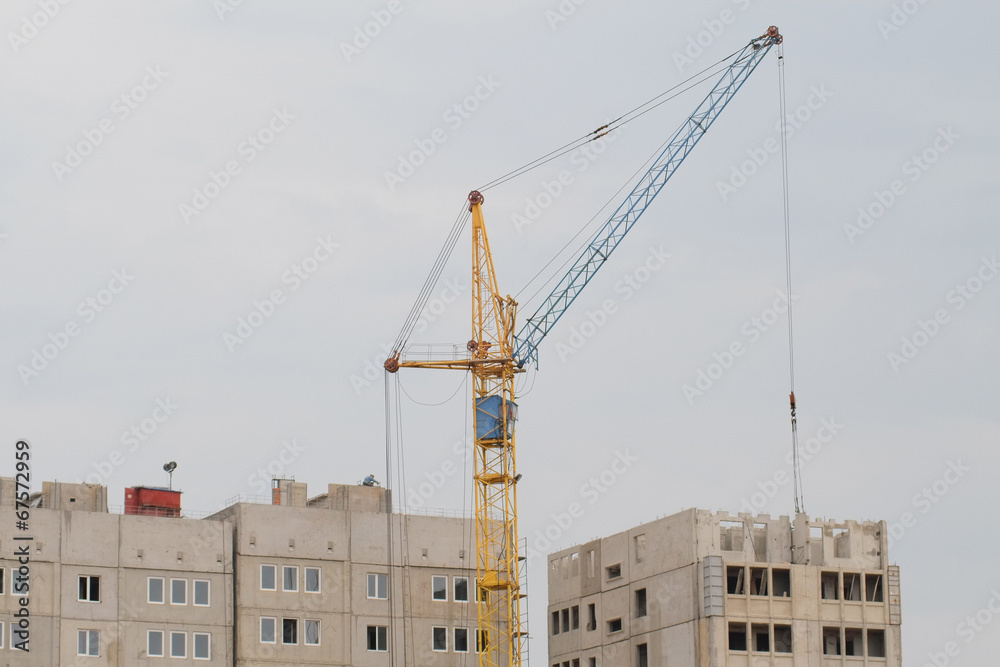 crane builds the building