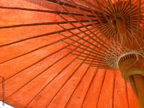 Oranger Sonnenschirm
