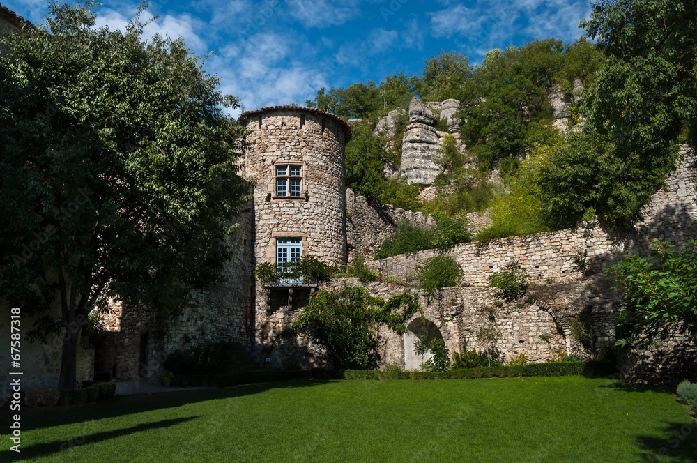 Vogüé, jardin suspendu du château.