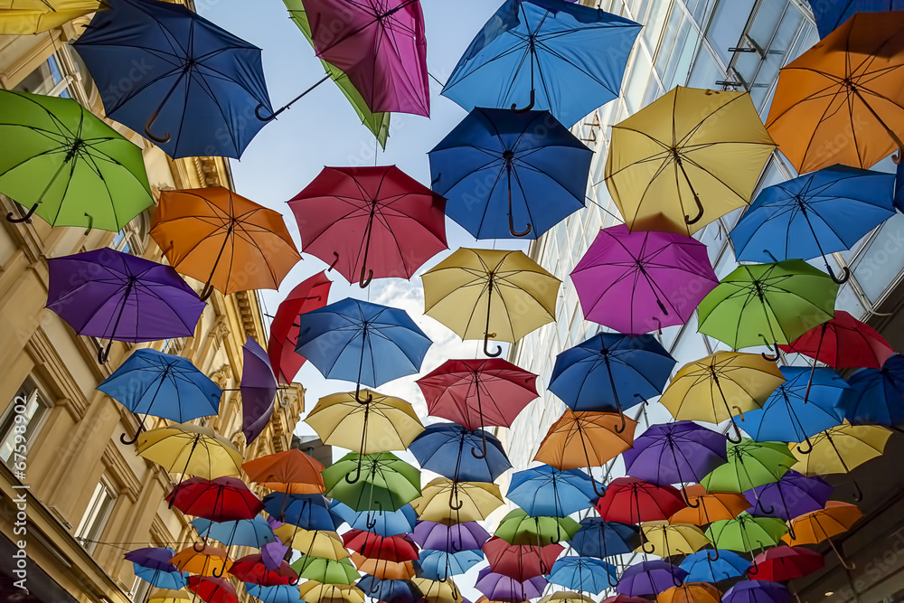 Obraz premium Parasol uliczny z kolorowymi parasolami