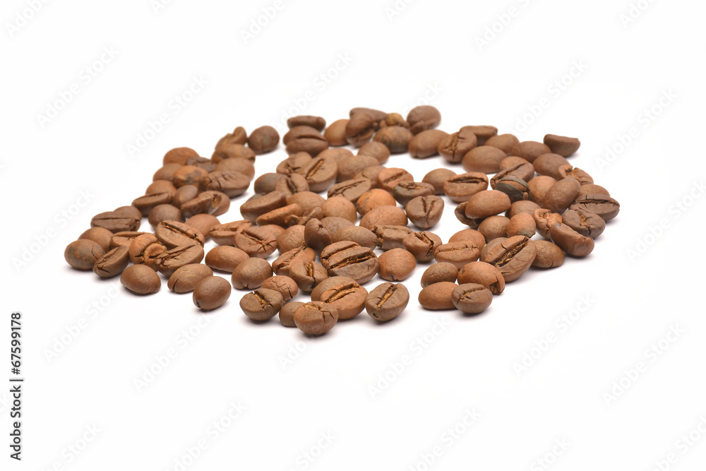 Naklejka premium Coffee beans on white background