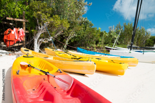 Canvas-taulu canoes on sandy beach