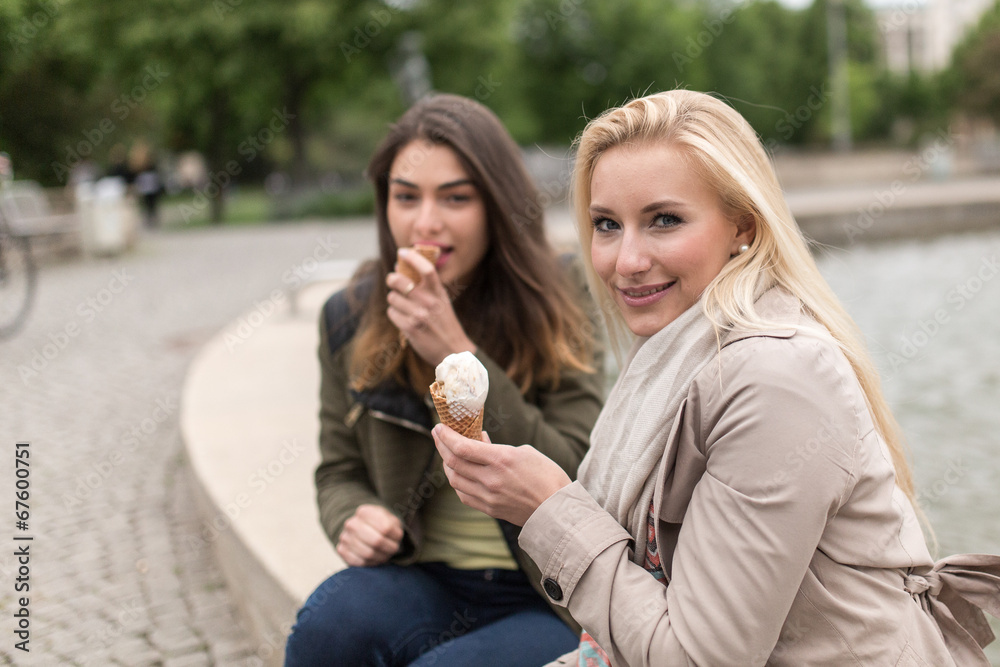 Freundinnen treffen sich in der Stadt Freundinnen treffen sich in der Stadt