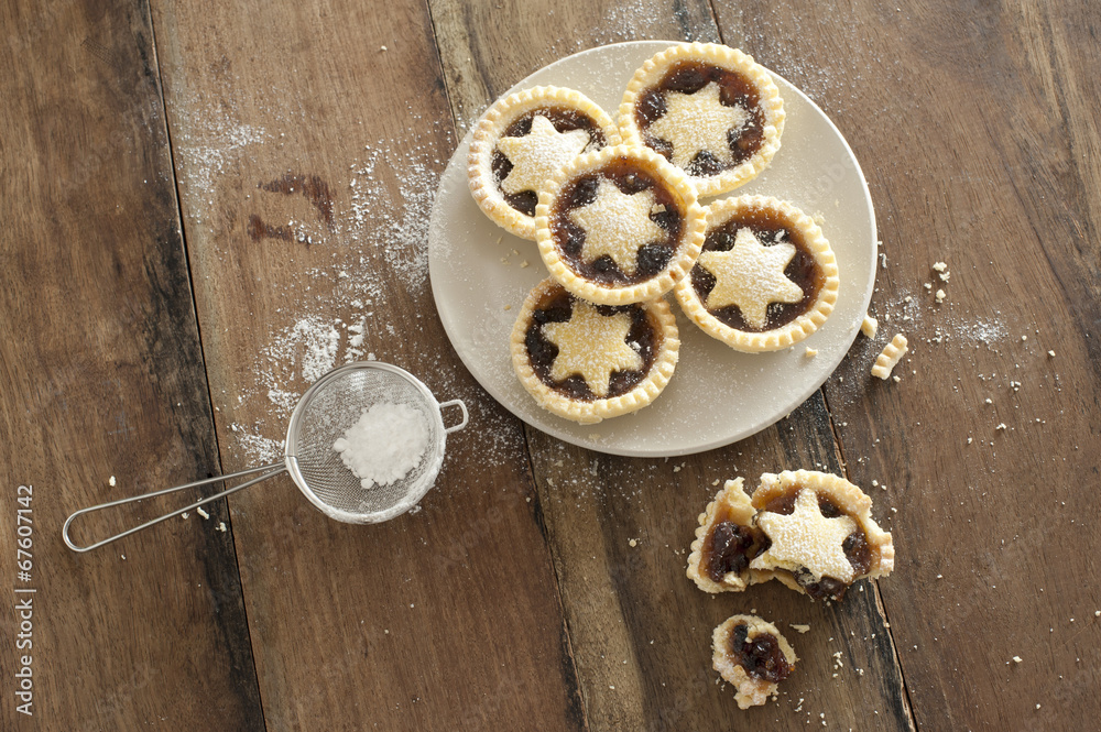 Decorative freshly baked Christmas mince pies Decorative freshly baked Christmas mince pies