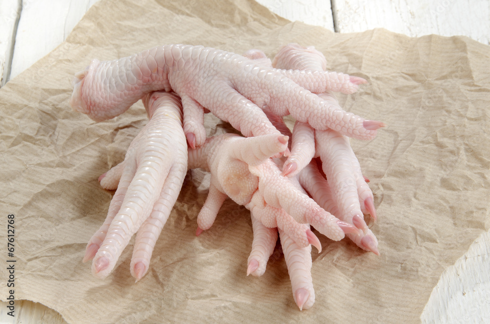 Fototapeta premium raw chicken feet on kitchen paper