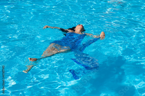 Woman swimming, pool © Paolo Gualdi