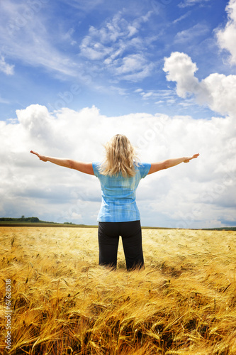 Frau im Kornfeld