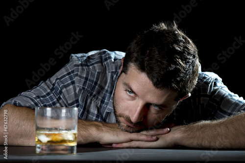 Foto alcoholic man trying to fight against alcohol addiction