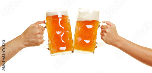 Hände stoßen mit Bier an photo