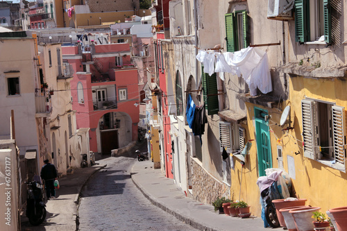 Fototapeta Naklejka Na Ścianę i Meble -  Una strada colorata di Procida