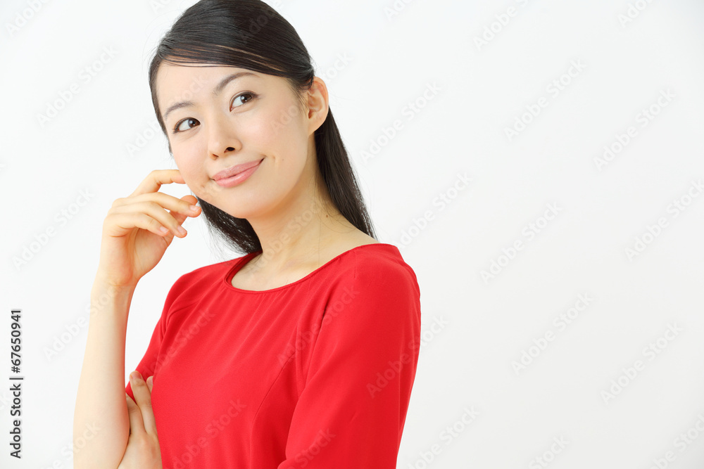 悩む若い女性