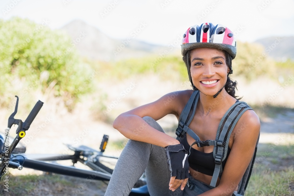 Naklejka premium Fit woman taking a break on her bike ride