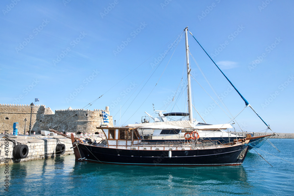 Stadtmauer Koule in Heraklion auf der Insel Kreta mit Schiff. - obrazy, fototapety, plakaty 