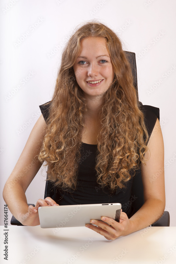 Junge_Frau_mit_Tablet-PC_am_Schreibtisch Junge_Frau_mit_Tablet-PC_am_Schreibtisch