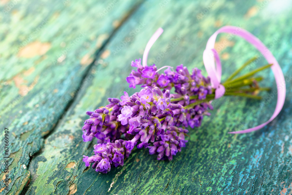 Fototapeta premium Duftender Lavendelstrauß auf altem Holz