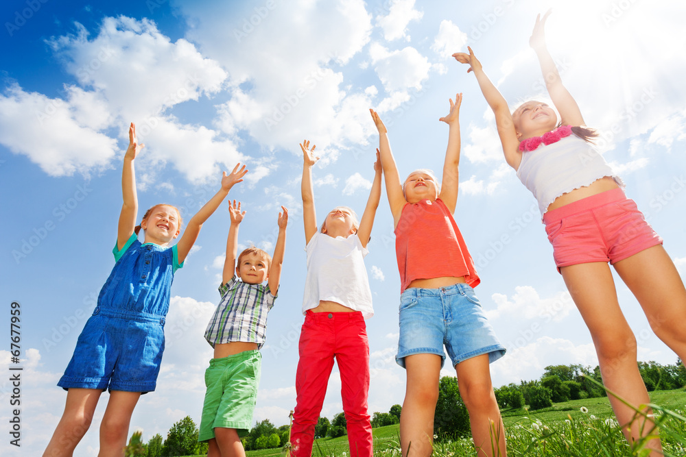 Obraz premium Five wonderful children jumping in the air