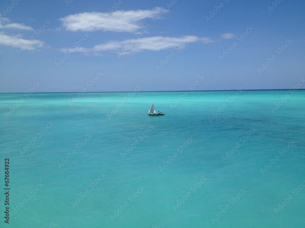bateau seul dans lagon a zanzibar