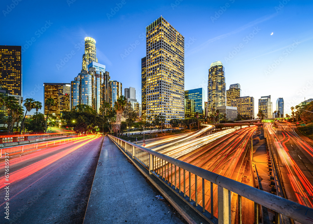 Obraz premium Centrum Los Angeles, Kalifornia, USA nad autostradami