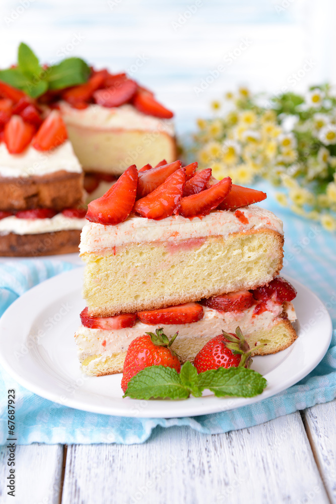 Delicious biscuit cake with strawberries Delicious biscuit cake with strawberries