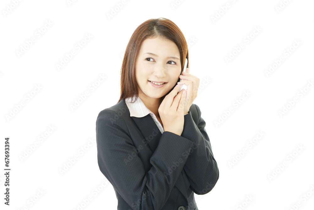 スマートフォンで会話中の女性 スマートフォンで会話中の女性