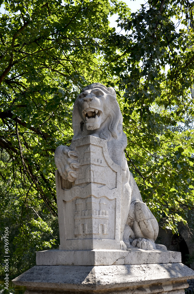 Statua di un leone al Castello di Vajdahunyad, Budapest.