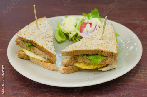 Sanwich with chiken, cheese and vegetables