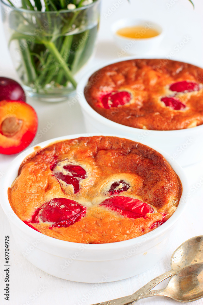 Tarts with plums, honey and walnuts Tarts with plums, honey and walnuts