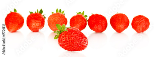 Fototapeta Naklejka Na Ścianę i Meble -  Fresh strawberry isolated on white