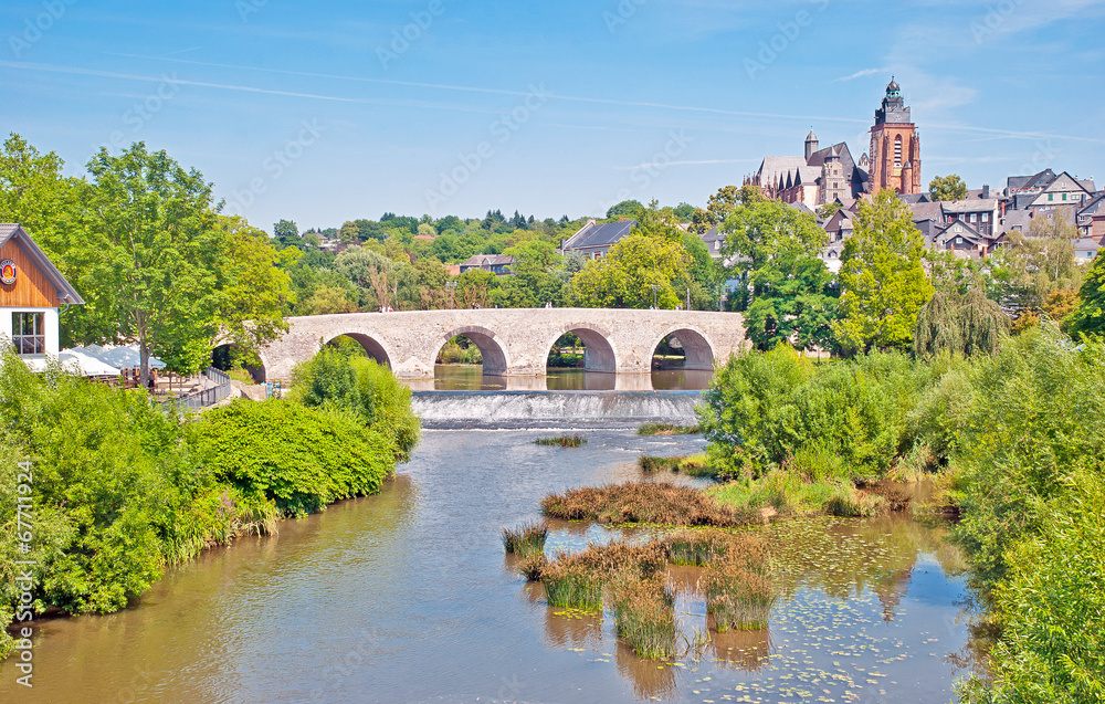 die ungebändigte Lahn mit Wetzlarer Dom und alter Brücke die ungebändigte Lahn mit Wetzlarer Dom und alter Brücke