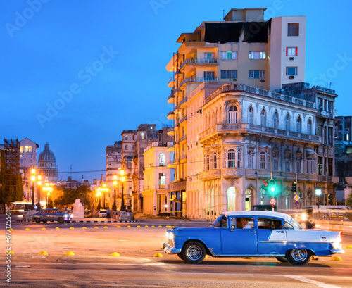 Urban scene at night in Old Havana © kmiragaya