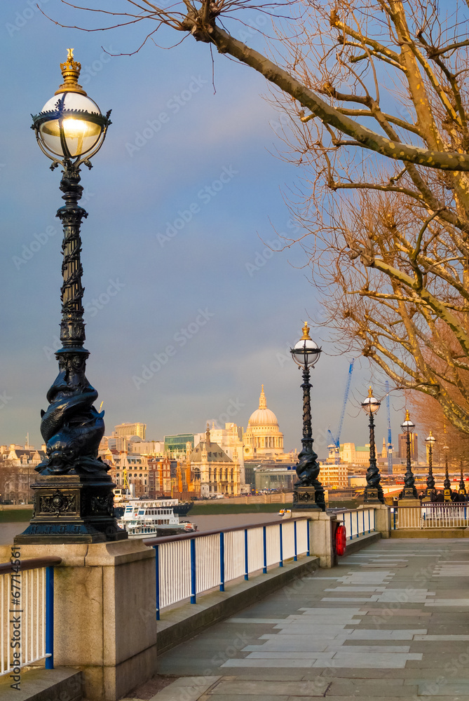 Obraz premium London, Sunset on St Paul Cathedral from Southbank