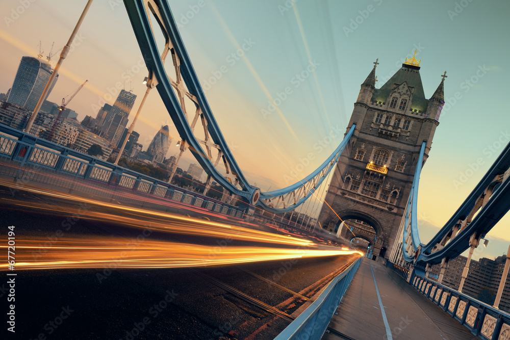 Obraz premium Tower Bridge morning traffic