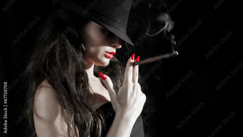 Fototapeta premium ragazza con cappello, sigaro e unghie rosse