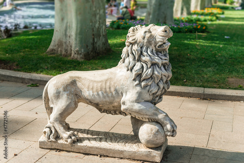 Canvas Print Statue of lion  in Gulhane Park, Istanbul