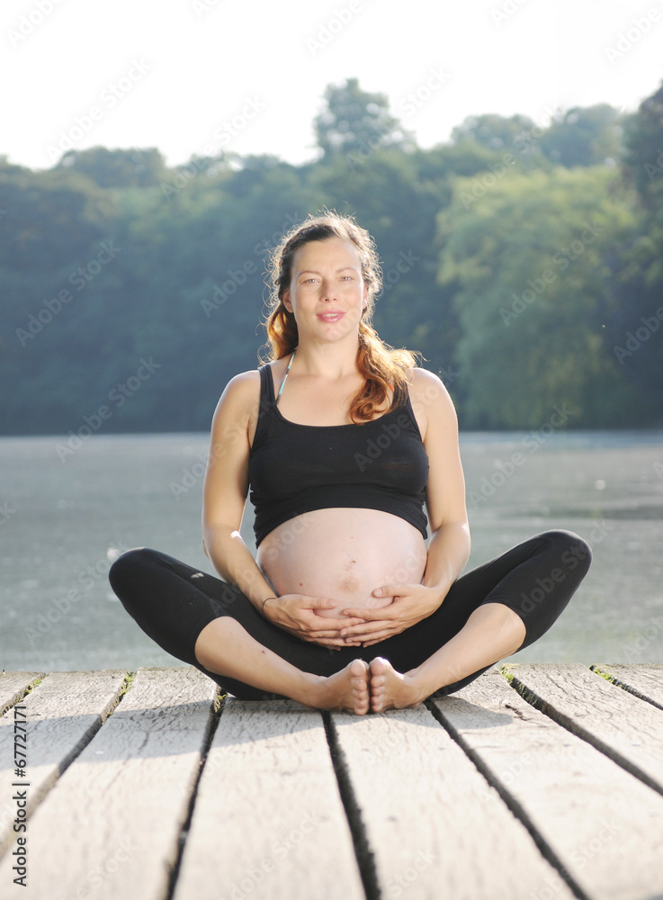 Schwangere Frau meditiert