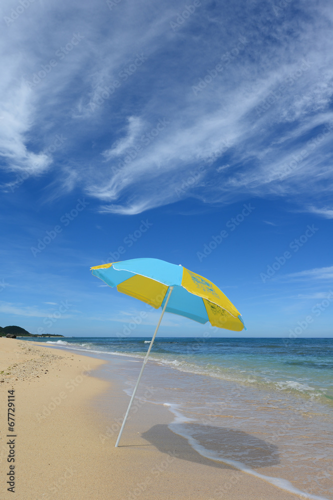 爽やかな夏空とビーチパラソル