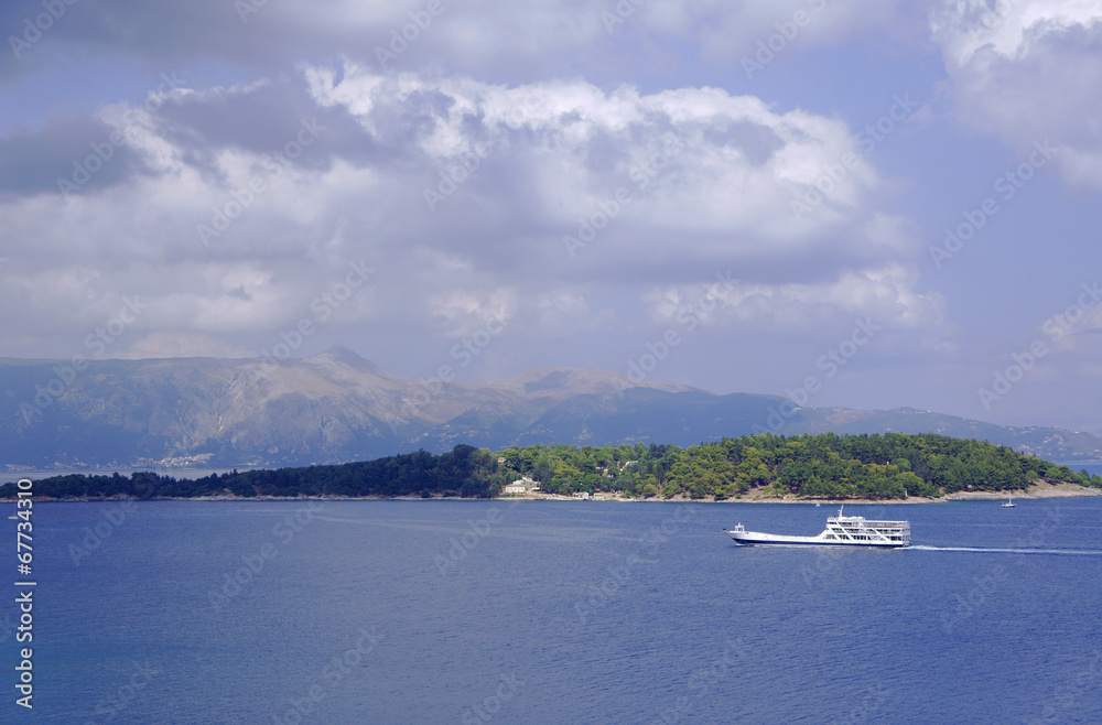 Obraz premium View of the town of Corfu to the top of Pantokrator .