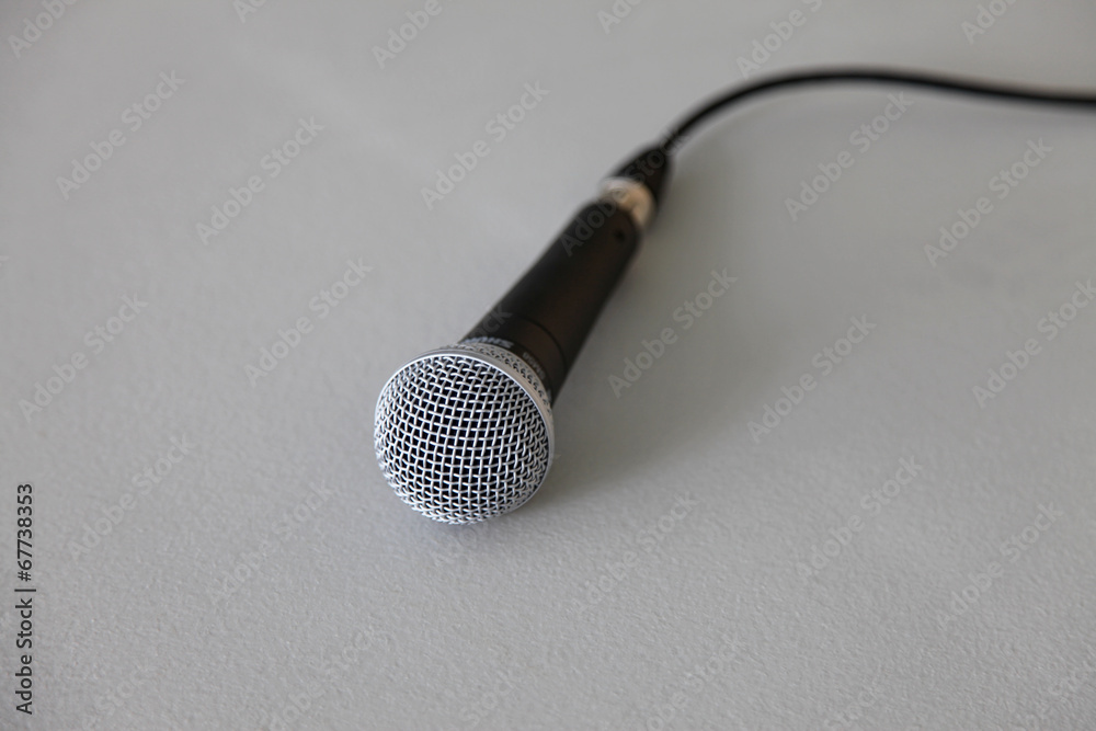 micrófono micro sobre fondo gris 1864-f14 Stock Photo | Adobe Stock